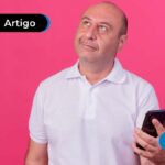 Imagem de pessoa olhando para a lateral com celular na mão