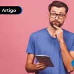 Pessoa de camisa azul e óculos com a mão no queixo