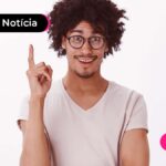 Jovem apontado o dedo indicador para cima.