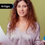 Jovem com cabelo solto segurando alguns papéis.