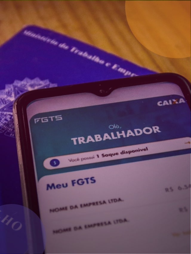 imagem de celular com o aplicativo do FGTS e carteira de trabalho