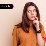 Pessoa com a mão no rosto e expressão pensativa