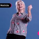 Imagem mostra pessoa comemorando algo.