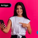 Pessoa segurando um celular e sorrindo