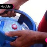 Pessoa segurando um botijão de gás