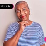 Pessoa olhando para cima com a mão tocando o queixo.
