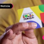 imagem de pessoa segurando cartão do bolsa familia