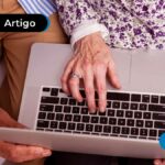 Imagem mostra pessoa digitando algo em um computador.