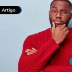 Pessoa de blusa vermelha com expressão pensativa