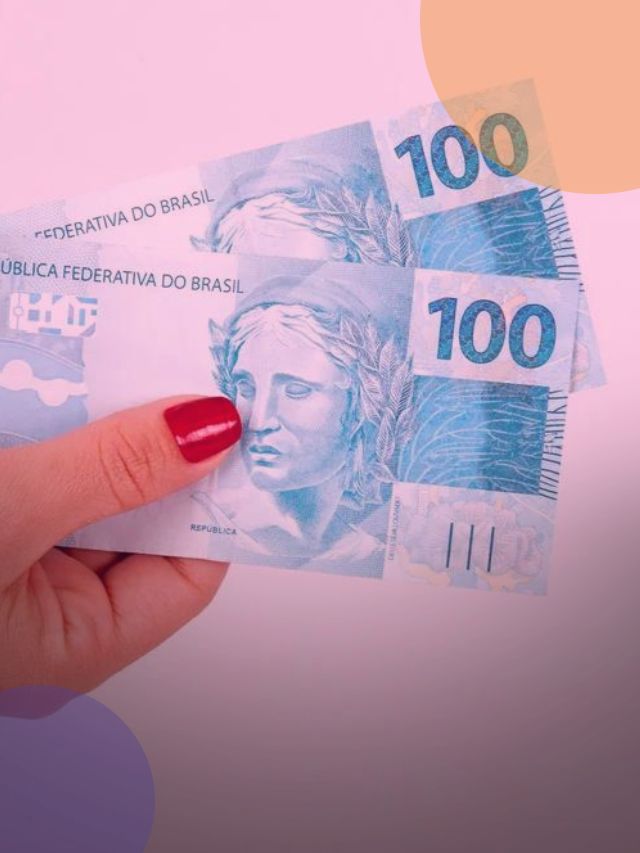 Imagem mostra mão segurando duas notas de cem reais.
