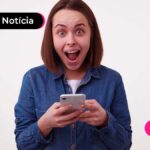 Imagem de pessoa com expressão de surpresa segurando um celular.