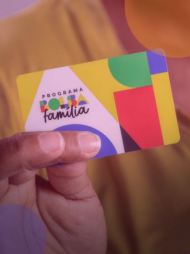 Imagem mostra pessoa segurando cartão do bolsa família.