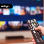 imagem de pessoa com controle remoto na mão assistindo filme