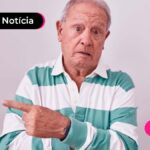 Pessoa idosa com uma expressão confusa apontando para o lado com o dedo indicador.