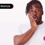 Jovem com expressão de surpresa com a mão na bochecha.