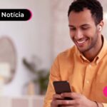 imagem de pessoa olhando para o celular sorrindo