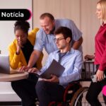 imagem de grupo olhando para o computador