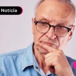 imagem de pessoa com óculos pensando