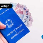 Imagem mostra pessoa segurando Carteira de Trabalho e notas de dinheiro.