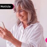 imagem de pessoa com cabelo longo olhando para o celular