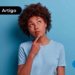 imagem de pessoa de blusa azul pensando