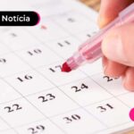 Imagem de calendário com pessoa anotando algo.