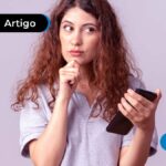 Pessoa segurando um celular e pensativa