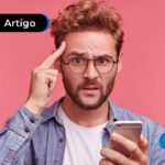 imagem de pessoa com óculos e celular