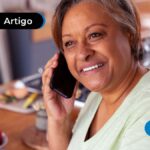 Imagem mostra pessoa de idade falando ao telefone.