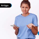 Imagem pessoa com expressão de dúvida segurando um celular.