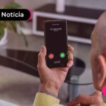 pessoa idosa segurando um celular