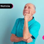 imagem de pessoa idosa com blusa azul e pensando