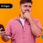 Imagem de pessoa jovem com expressão de dúvida e segurando um celular.
