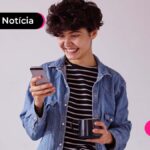 imagem de pessoa sorrindo olhando para o celular