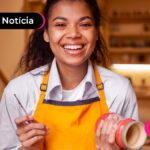 Imagem mostra jovem sorridente.