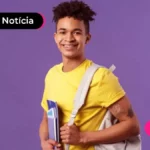 Imagem jovem sorridente com mochila nas costas.