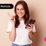imagem de pessoa sorrindo com celular na mão