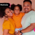 Imagem mostra três pessoas se abraçando.