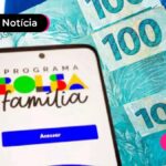 imagem de celular com o aplicativo do bolsa familia e notas de 100 reais