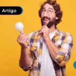 Pessoa de blusa xadrez segurando uma lâmpada