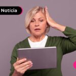 Pessoa com a mão na cabeça e segurando um tablet