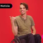 Imagem de jovem sorridente em cadeira de rodas.