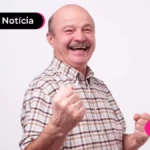Imagem pessoa de idade comemorando.