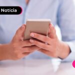 Pessoa segurando um celular em mãos