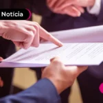 Pessoas segurando um documento