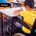 imagem de criança em sala de escola