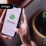 imagem de pessoa segurando celular com a logo do whatsapp