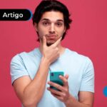 Imagem mostra jovem com expressão de dúvida segurando um celular.