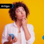 imagem de pessoa olhando para cima com o celular na mão