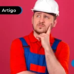 Pessoa de capacete com expressão pensativa